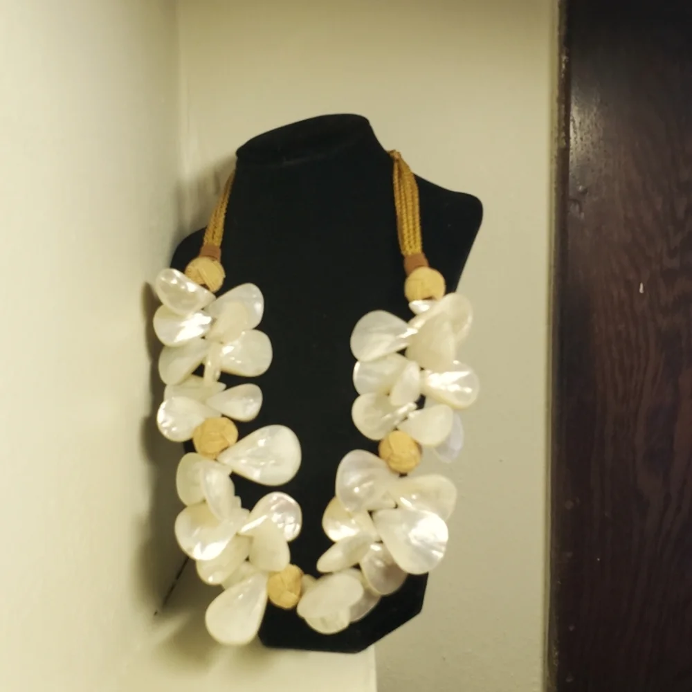 Statement Necklace Hawaiian flair mother of pearl hand crafted rope bobbles - Picture 1 of 3